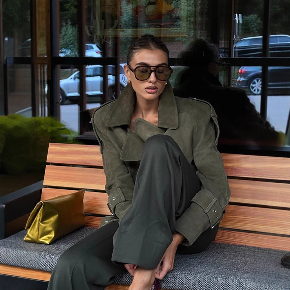 Damen Kurzjacke aus Veloursleder-Optik mit Taillengürtel, Schnallen & Oversize-Kragen Echoarchiv