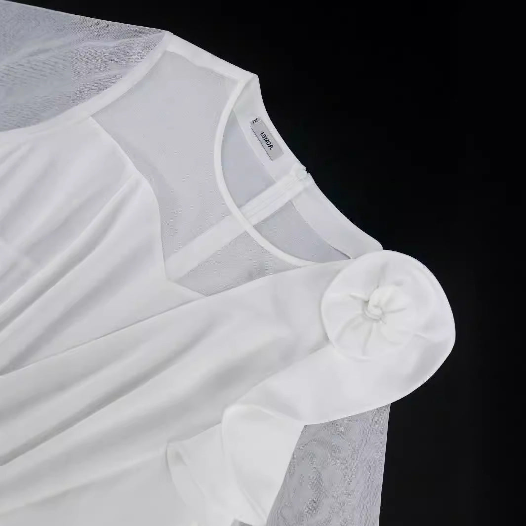 Damen elegantes Plissee-Kleid mit asymmetrischem Design und floralen Akzent Echo Archiv