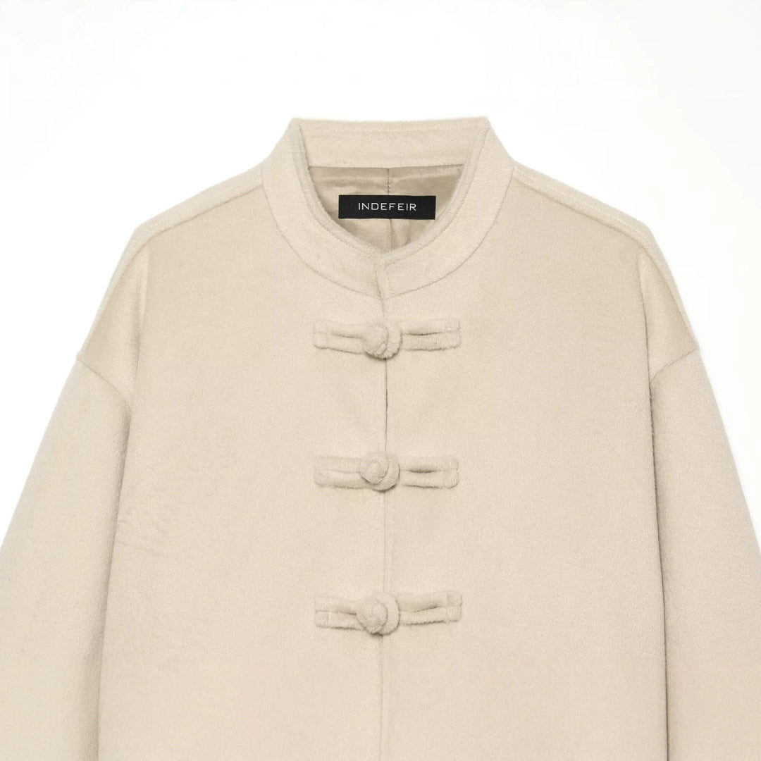 Damen Kurze Teddyjacke mit Mandarinkragen und dekorativen Knotenverschlüssen Echo Archiv