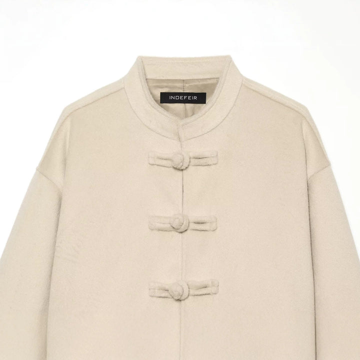 Damen Kurze Teddyjacke mit Mandarinkragen und dekorativen Knotenverschlüssen Echo Archiv