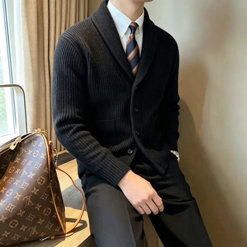 Herren Schalkragen-Strickcardigan mit Rippenstruktur, Knopfleiste und aufgesetzten Taschen Echoarchiv
