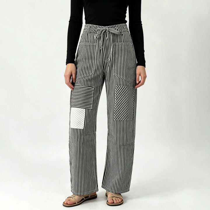 Damen nan High‑Waist Relaxed‑Hose mit vertikalem Streifenmuster, aufgesetzten Knie‑Patches und Kordelzug Echo Archiv