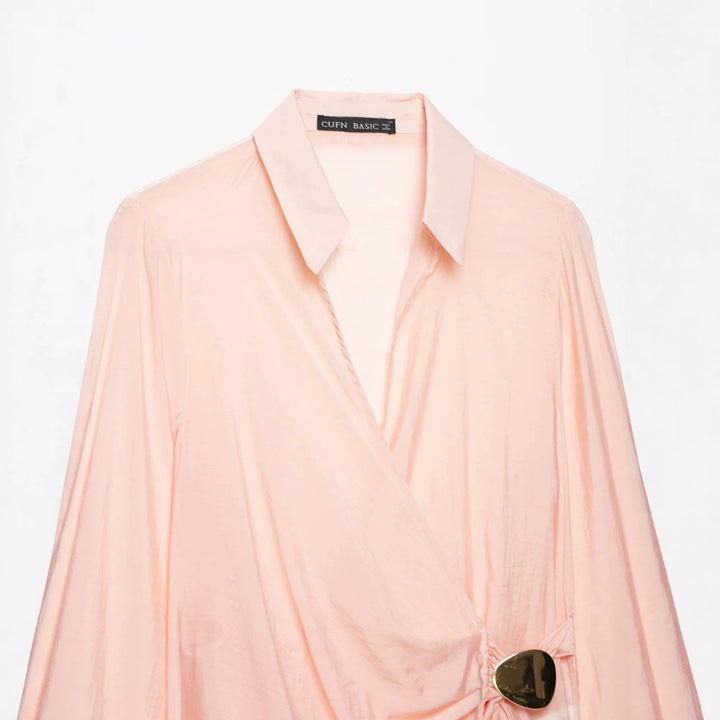 Damen Wickelbluse mit Hemdkragen, fließender Drapierung und dekorativer Herzschließe – Élovi