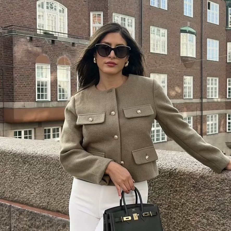 Damen Bouclé-Cropped-Jacke mit vier Pattentaschen und goldenen Schmuckknöpfen Echo Archiv