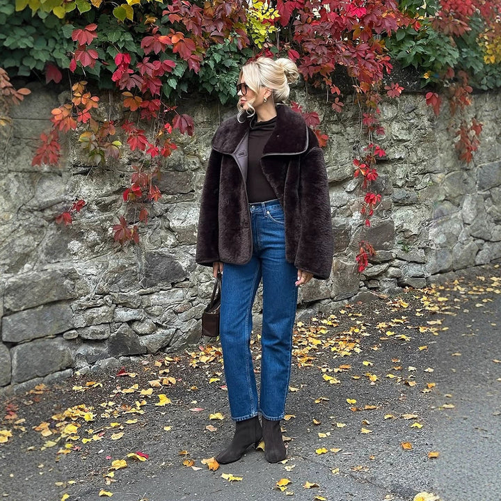 Damen Boxy-Fauxfur-Jacke mit voluminösem Schalkragen und kastiger Silhouette Echoarchiv
