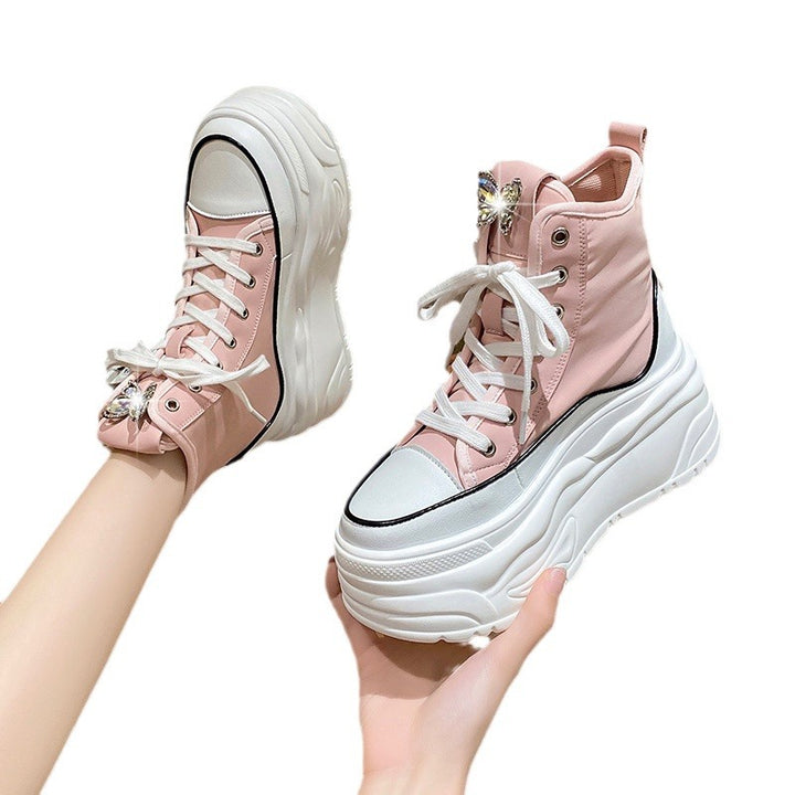 Damen nan Plateau-Sneaker mit hohem Schaft, Schnürung und Schmetterling-Brosche Echo Archiv