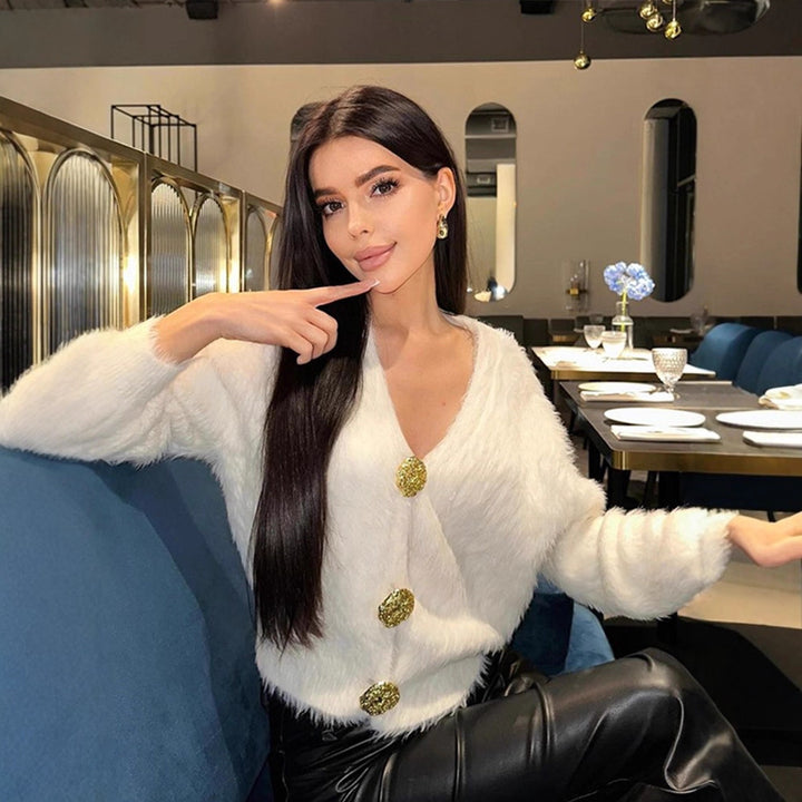 Damen Flauschige Kurzjacke mit V-Ausschnitt und metallischen Zierknöpfen Echoarchiv