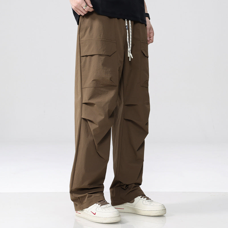 Herren Oversize-Cargohose aus leichtem Funktionsstoff mit Kordelzugbund und Mehrfachtaschen Echoarchiv