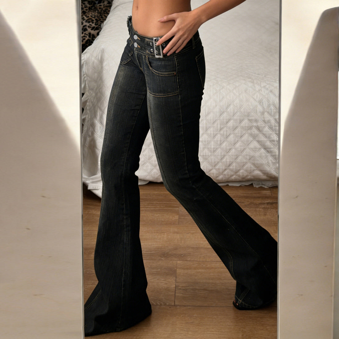 Damen Hochgeschnittene Flared-Jeans mit Mittelnaht und Ziergürtelschlaufen – Dénora