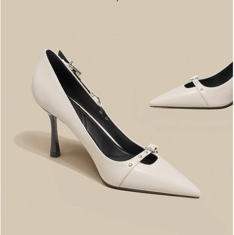 Damen Spitz zulaufende Lackpumps mit schmalem Stiletto und Zierdetail – Lioré
