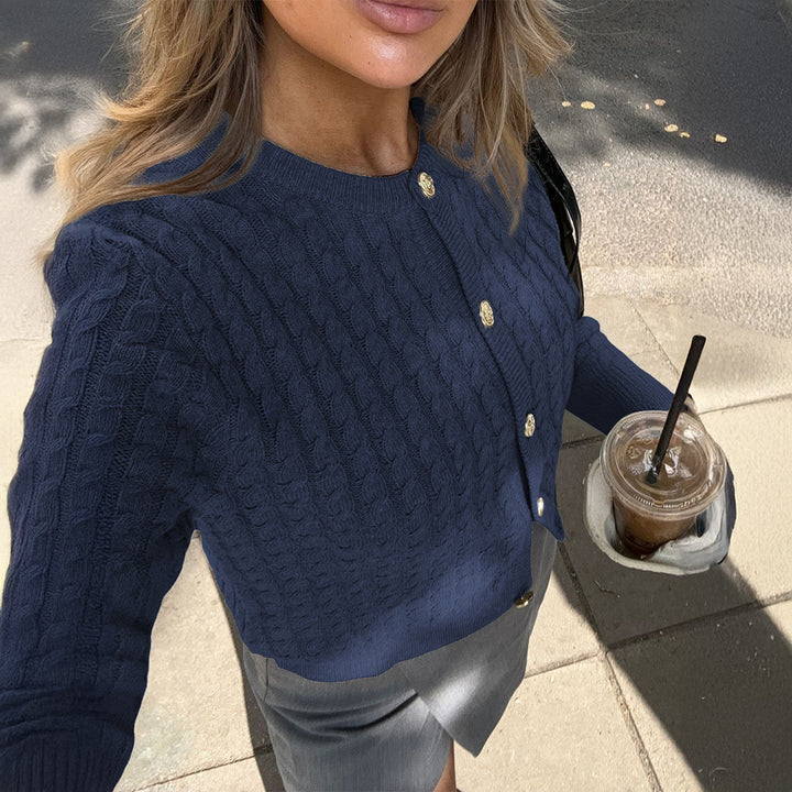 Damen cropped Zopfstrick-Strickjacke mit dekorativen Medaillonknöpfen und Rundhalsausschnitt – Veloura
