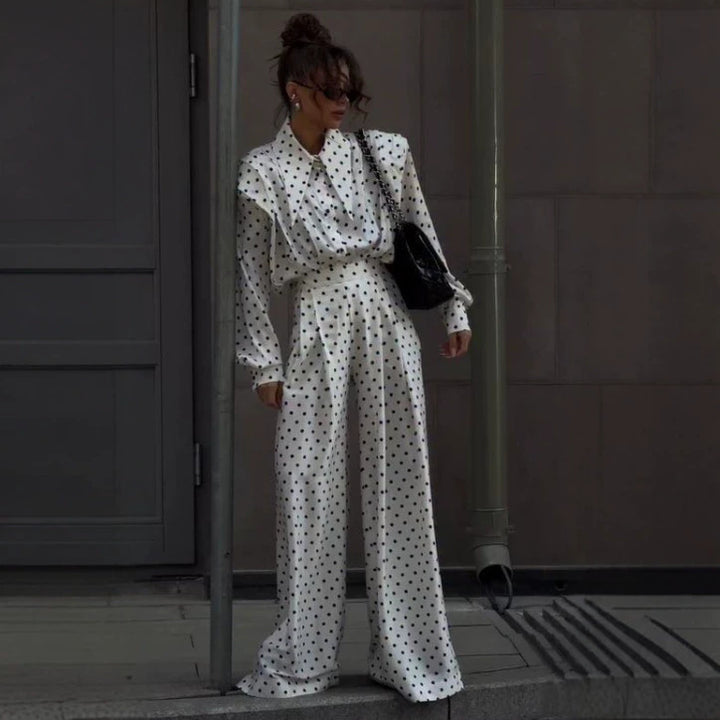 Damen Oversized Satinbluse mit übergroßem spitzem Kragen und Plissée-Detail Echoarchiv