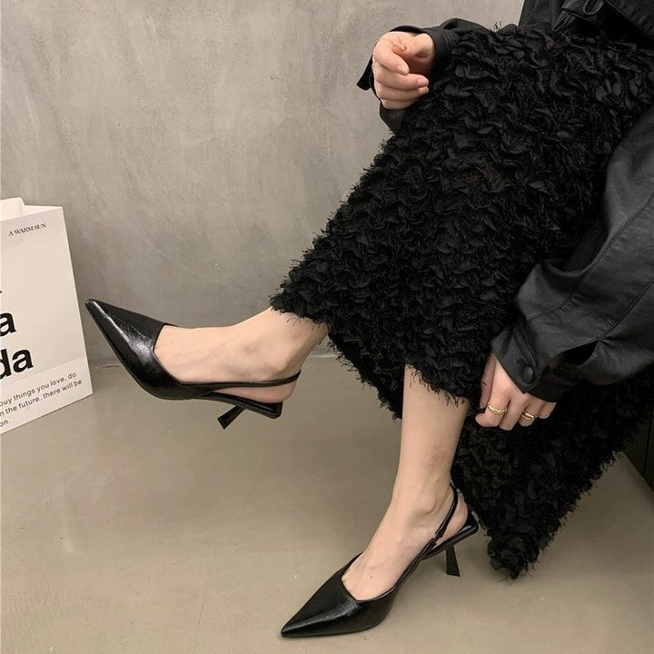 Damen Spitz zulaufende Slingback-Pumps mit niedrigem Stiletto-Absatz und Lackfinish – Lioré