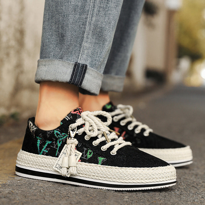 Damen Plateau-Espadrille-Sneaker mit besticktem Canvas, Quastenanhänger und geflochtener Bastsohle – Névara