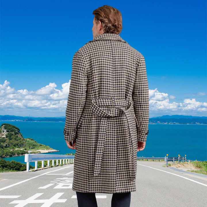 Herren eleganter Karomantel mit strukturiertem Design und praktischen Taschen Echoarchiv
