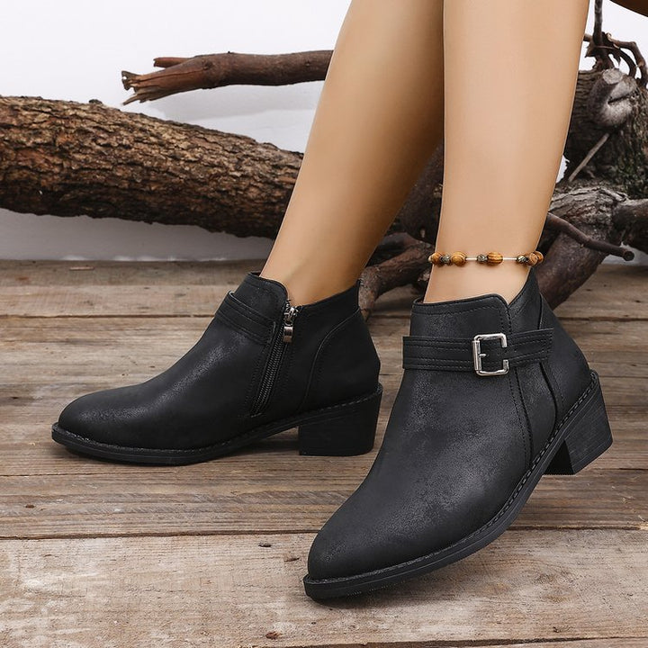 Damen Kurzschaft‑Ankle‑Boots mit seitlichem Reißverschluss, Zier­schnalle und geflochtener Keil‑Optik – Varelle