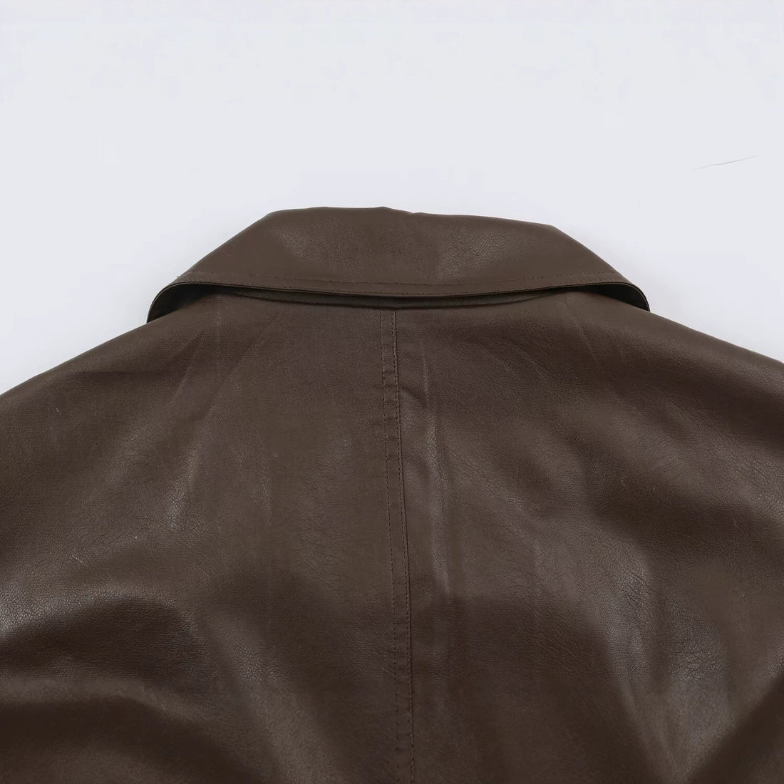 Damen Taillierte Lederoptik-Jacke mit asymmetrischer Knopfleiste und Bindegürtel Echoarchiv