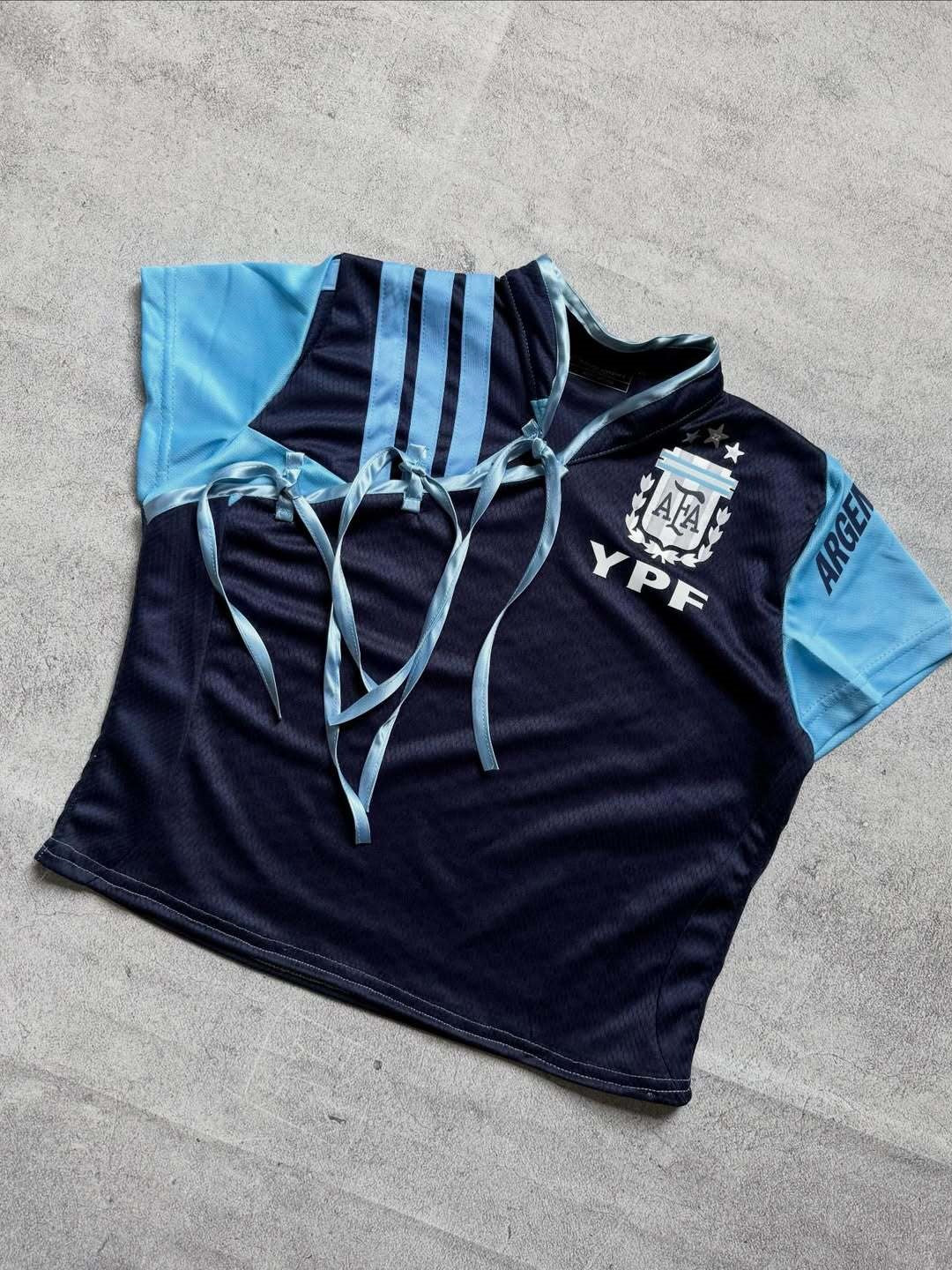 Damen Sport-Trikot mit figurbetontem Schnitt und innovativen Krawatten Echo Archiv