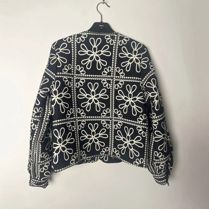 Damen gesteppte Kurzjacke im ornamentalen Bandana‑Print mit Rundhalsausschnitt und Zierpaspel – Célinea