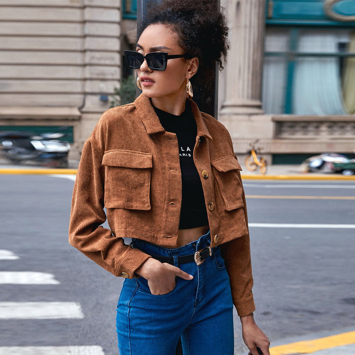 Damen cropped Cordjacke mit aufgesetzten Klappentaschen Hemdkragen und Knopfverschluss – Célinea