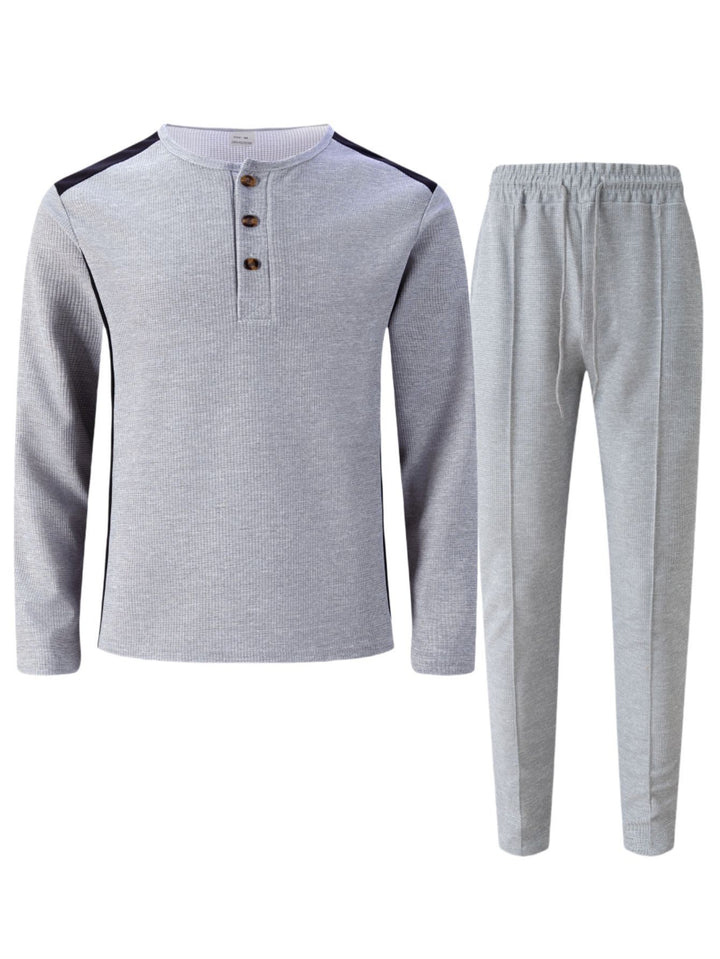 Herren Freizeitanzug mit elegantem Henley-Oberteil und komfortablen Jogginghosen Echoarchiv