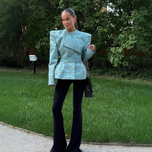 Damen Taillierter Jacquard-Blazer mit betonten Schultern, Schößchen und asymmetrischem Revers Echoarchiv