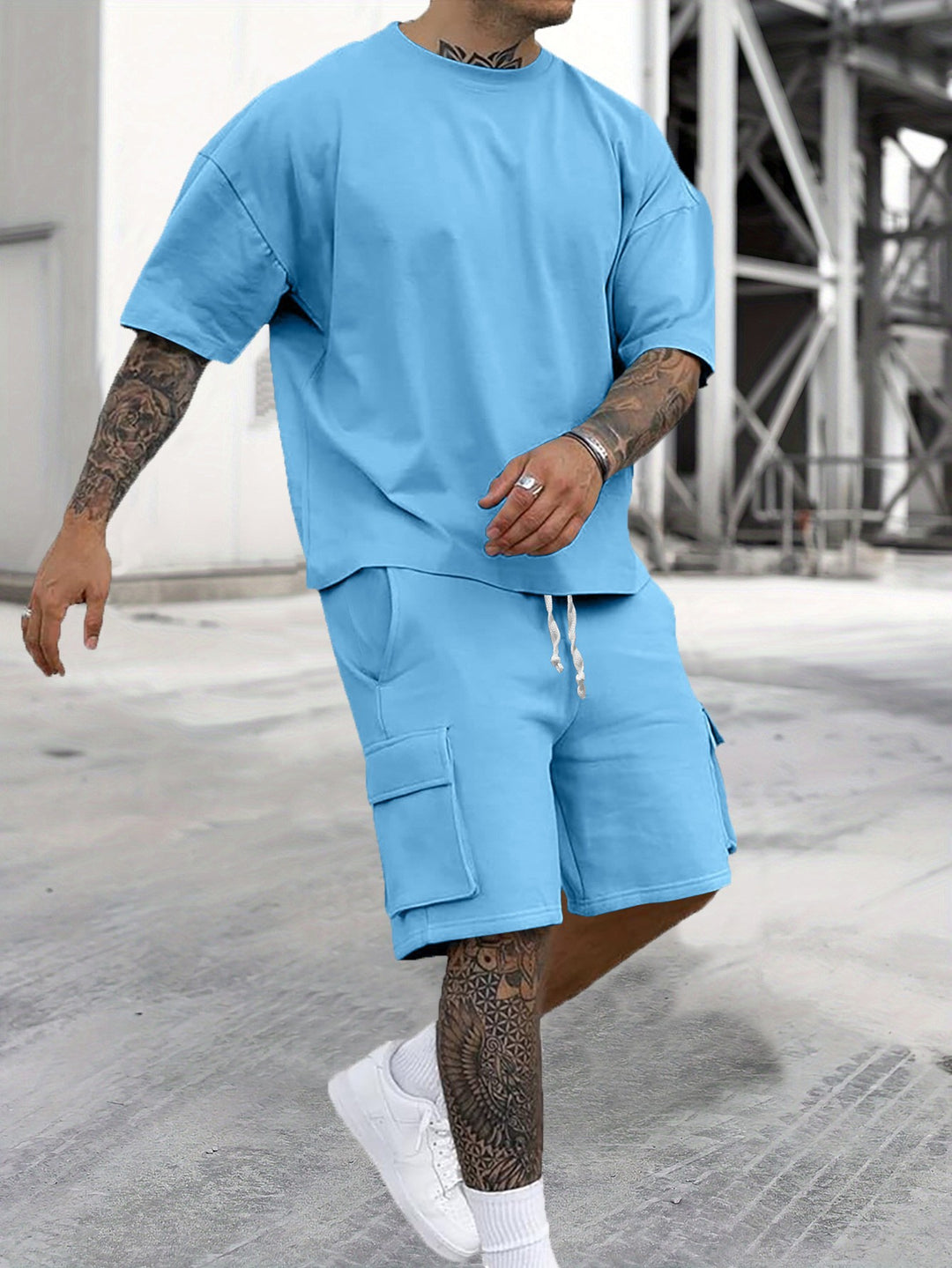 Herren lässiges Sportoutfit mit praktischen Cargo-Shorts und oversized T-Shirt Echoarchiv