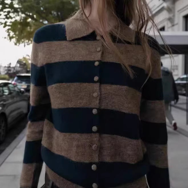 Damen Gestreifte Strickjacke mit Polokragen, Knopfleiste und kurzem Boxy‑Schnitt Echoarchiv