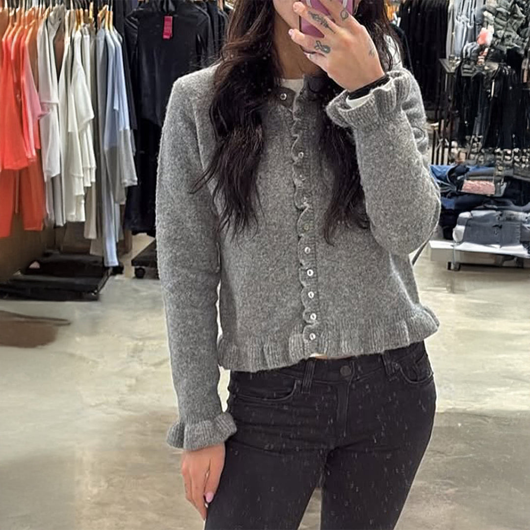 Damen kurz geschnittener Strickcardigan mit Volantknopfleiste und gerafften Bündchen – Veloura