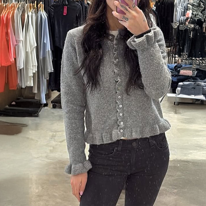 Damen kurz geschnittener Strickcardigan mit Volantknopfleiste und gerafften Bündchen – Veloura