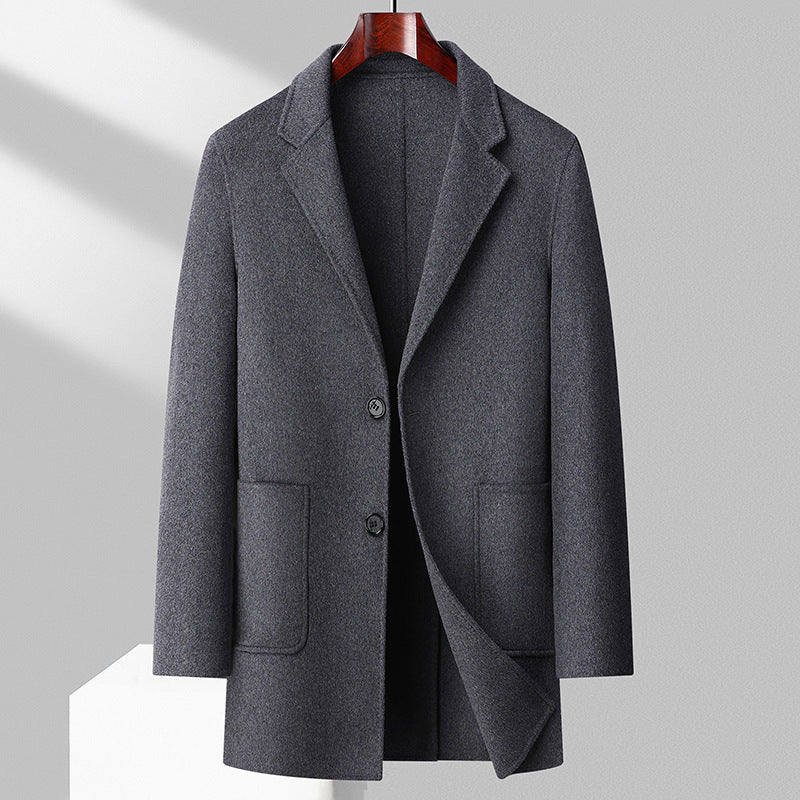 Herren eleganter Wollmantel mit tiefem Kragen und praktischen Taschen Echoarchiv