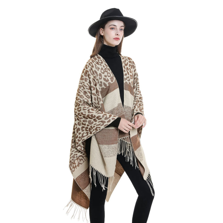 Damen Oversize-Ruana mit Leo-Jacquard, Fransen und weichem Wollmix Echo Archiv