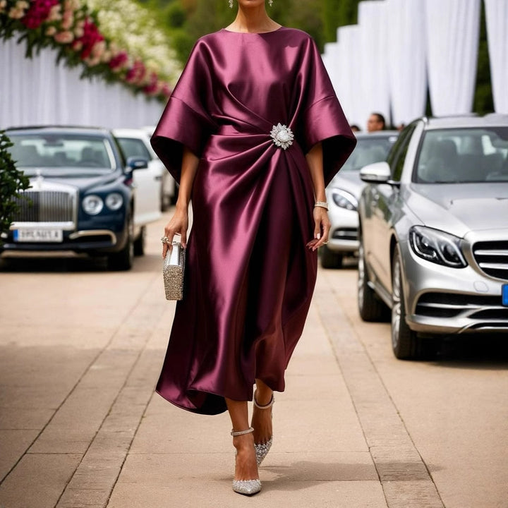 Damen nan elegantes Satin-Kaftan-Midikleid mit Kimonoärmeln seitlicher Drapage und Zierbrosche Echo Archiv