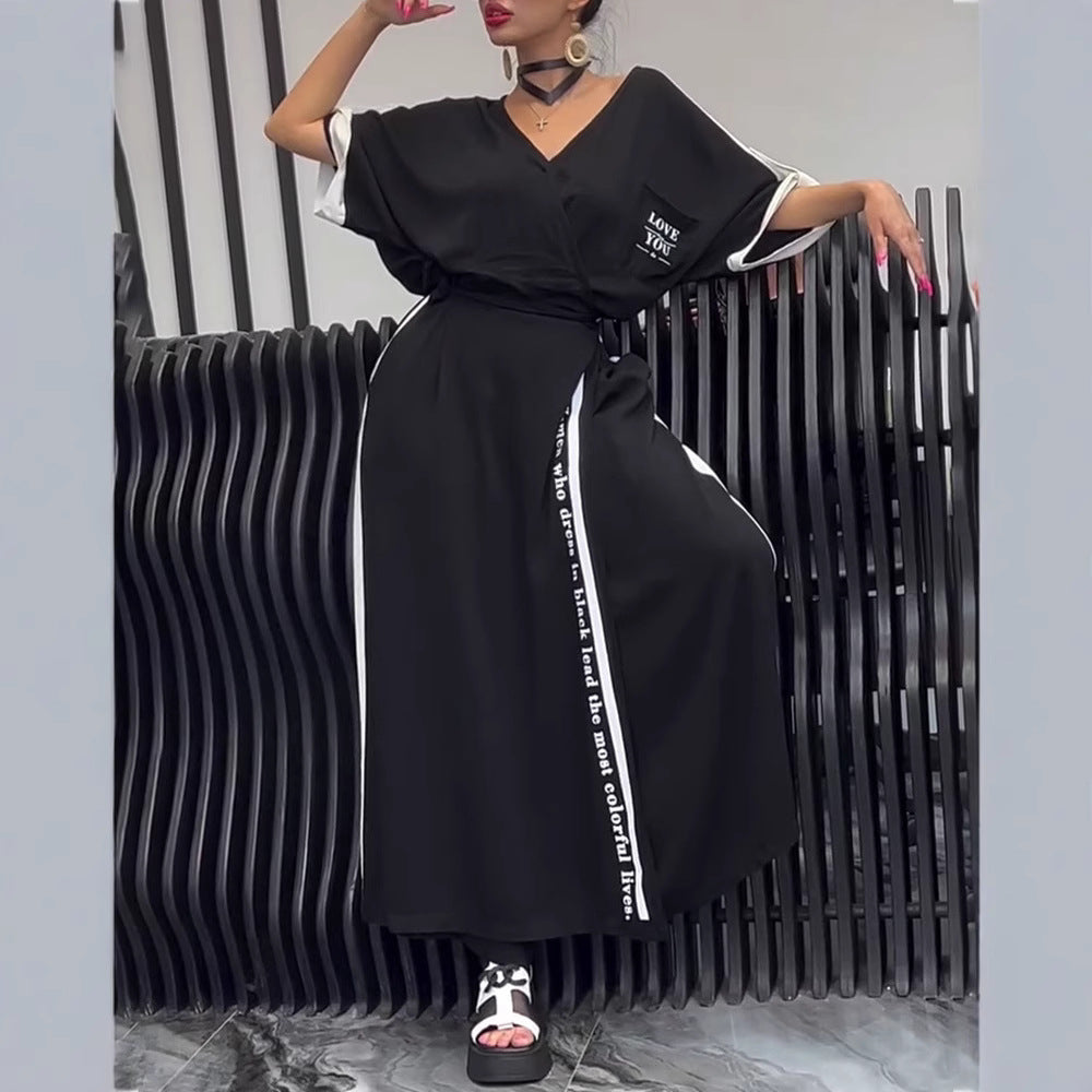 Damen nan sportlich-elegantes Maxikleid mit V-Ausschnitt, Taillengürtel, Kontrastseitenband und Brusttasche Echo Archiv