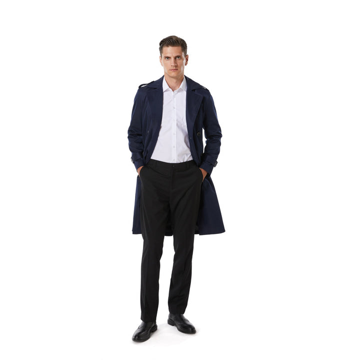 Herren Knielanger Trenchcoat im klassischen Doppelreiher mit Schulterklappen und Taillengürtel Echoarchiv