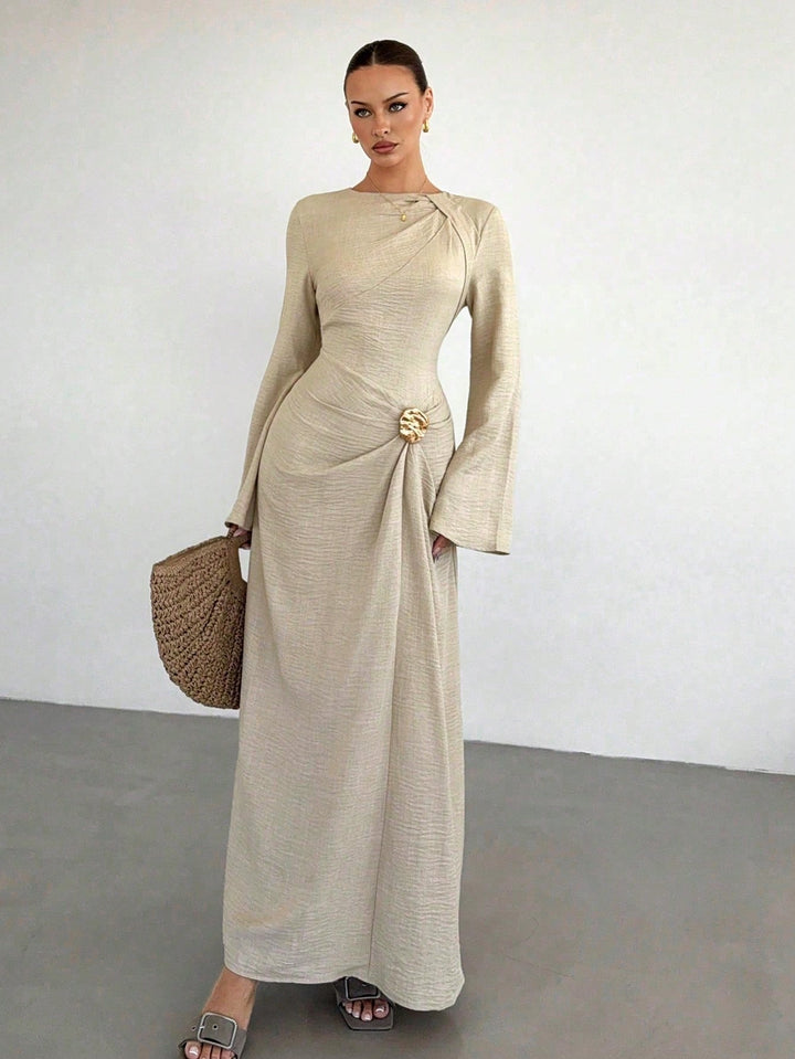 Damen Maxikleid mit Drapierter Taille, langen Glockenärmeln und Zierbrosche Echo Archiv