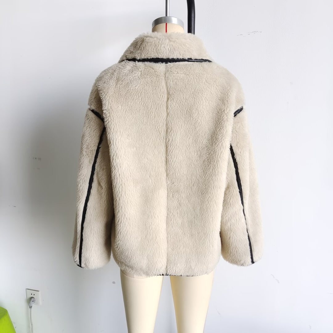 Damen kurze Oversize Lammfelloptik Jacke mit breitem Schalkragen und dekorativen Paspelabschlüssen – Célinea