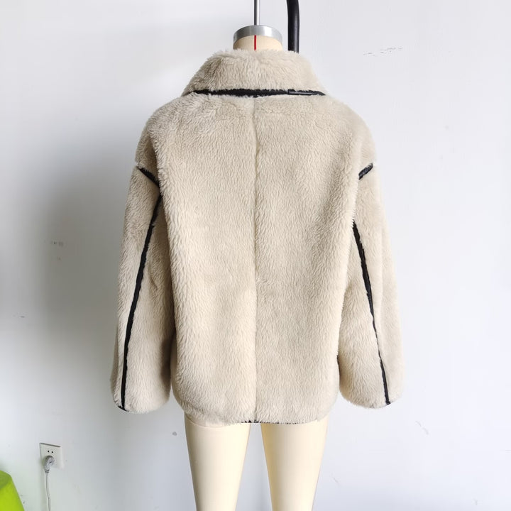 Damen kurze Oversize Lammfelloptik Jacke mit breitem Schalkragen und dekorativen Paspelabschlüssen – Célinea