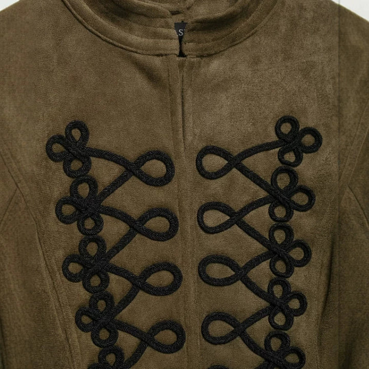 Damen Kurz geschnittene Wildlederjacke im Military‑Look mit Stehkragen und dekorativer Kordelfrosch‑Applikation Echo Archiv