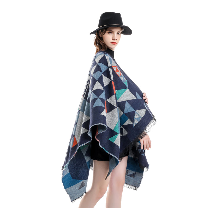Damen Oversize-Ruana im Jacquard-Wickelstil mit dreieckigem Muster und Fransensaum – Avérine