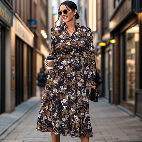 Damen Midikleid im Vintage-Floraldessin mit Stehkragen, Smok-Taillierung und Stufenrock – Élara