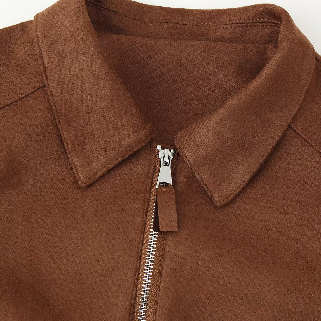 Damen Kurzgeschnittene Veloursoptik-Jacke mit zentralem Reißverschluss und Hemdkragen Echoarchiv
