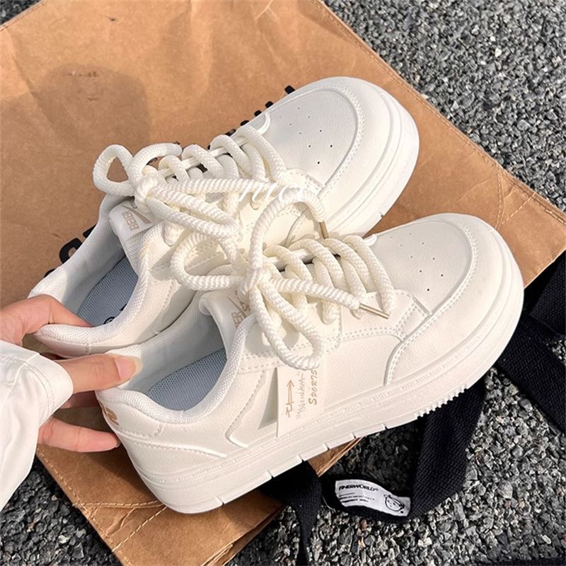 Damen Urbane Plateausneaker im Minimalstil mit gepolstertem Komfortkragen – Névara