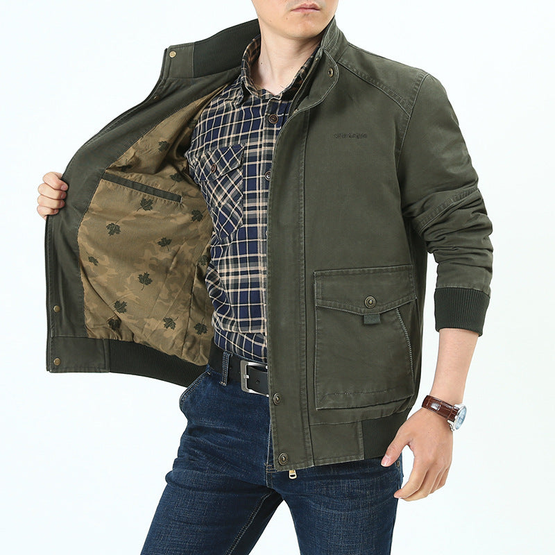 Herren Canvas-Fieldjacke im Bomberstil mit gerippten Bündchen, aufgesetzten Pattentaschen und bedrucktem Innenfutter Echoarchiv