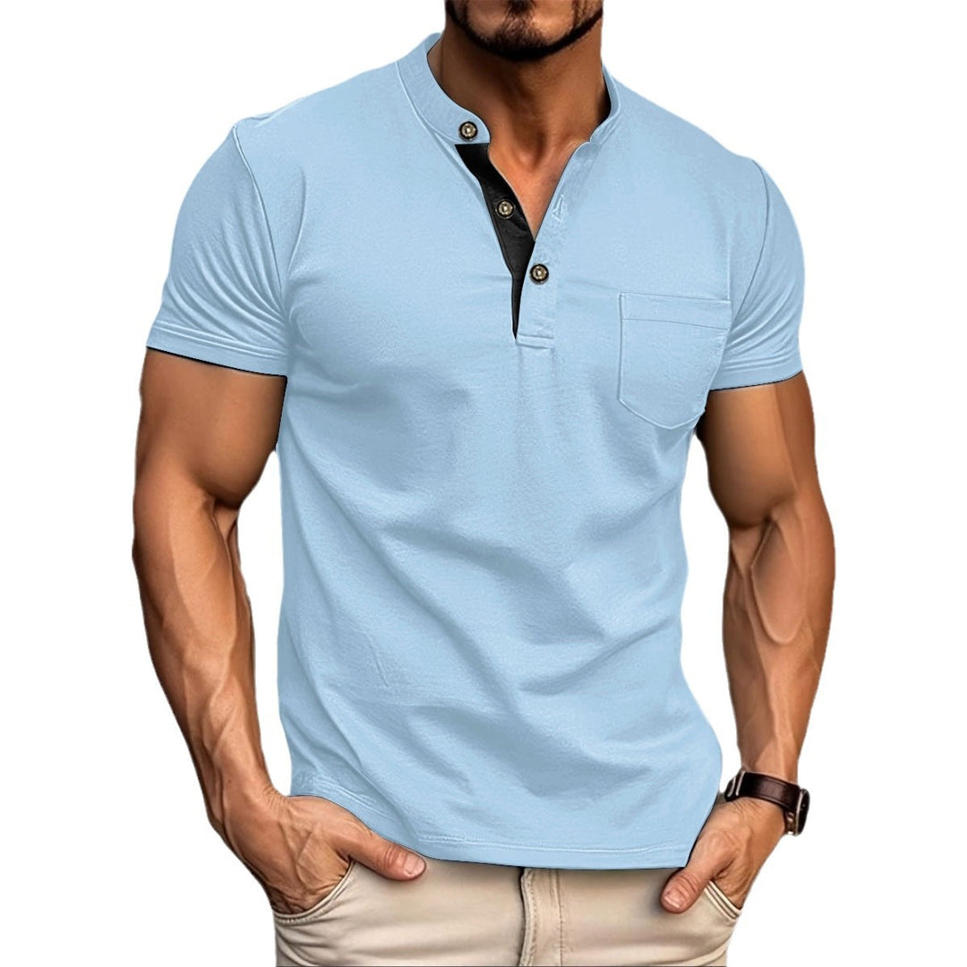 Herren Polo-Shirt mit modernem Stehkragen und dekorativen Druckknöpfen Echoarchiv
