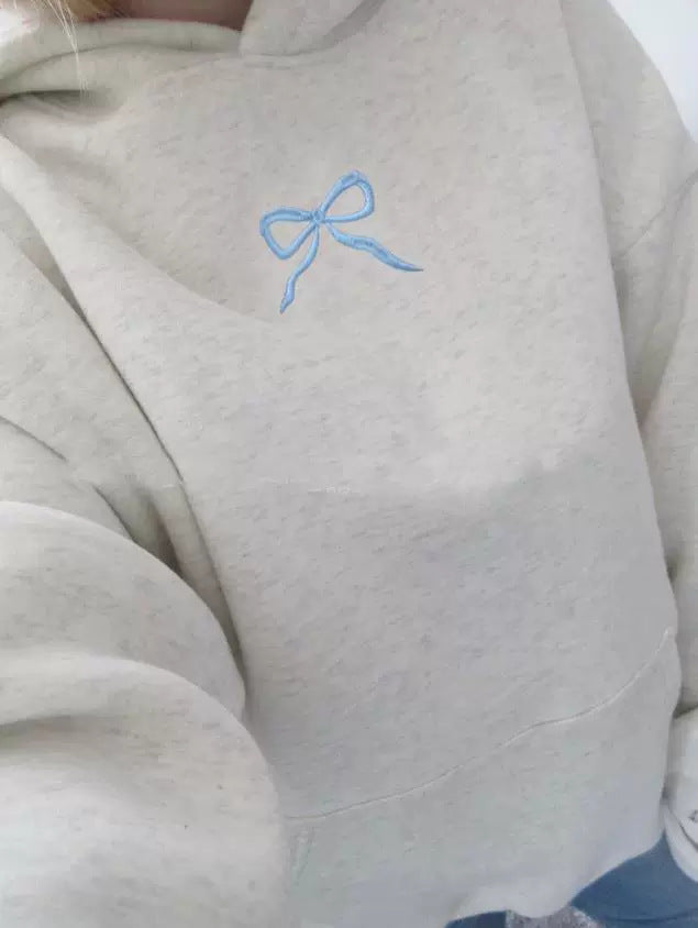 Damen Oversize Hoodie Sweatshirt mit zartem Stickdesign auf der Vorderseite und gesticktem Schriftzug auf der Rückseite – Auréline
