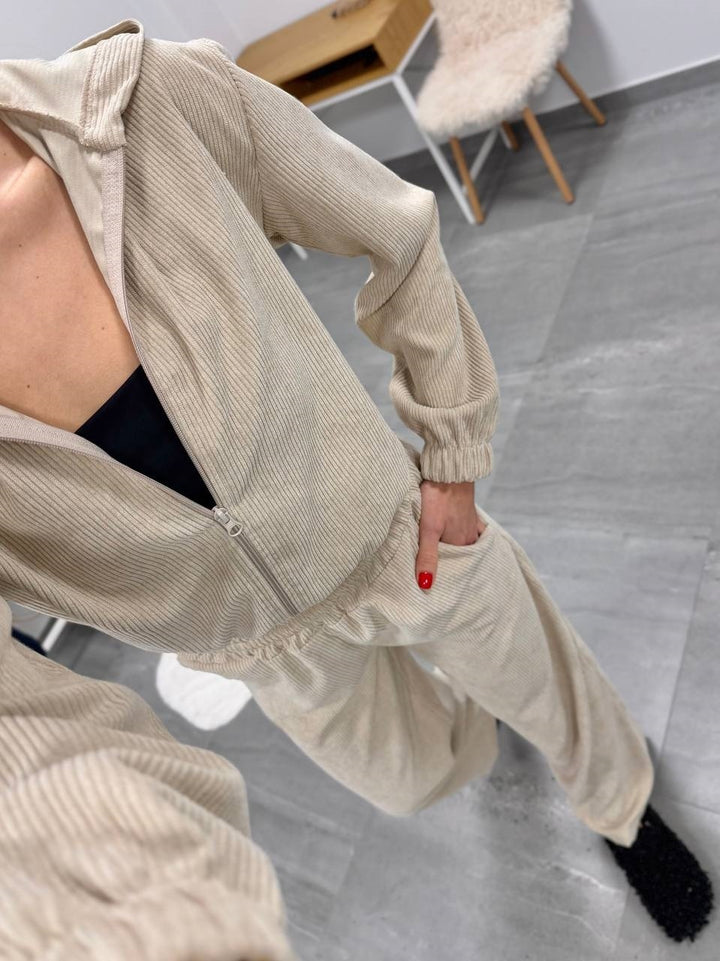 Damen weiches Cordvelours-Zweiteiler mit kurzer Kapuzenzipjacke und weiter Komforthose – Élanora