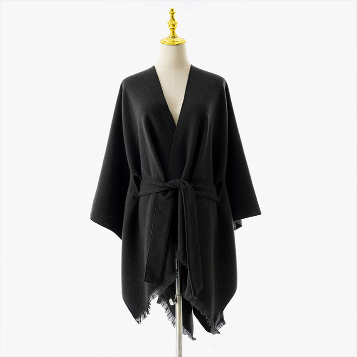 Damen Wickelponcho mit Bindegürtel, V-Ausschnitt und Fransensaum – Avérine
