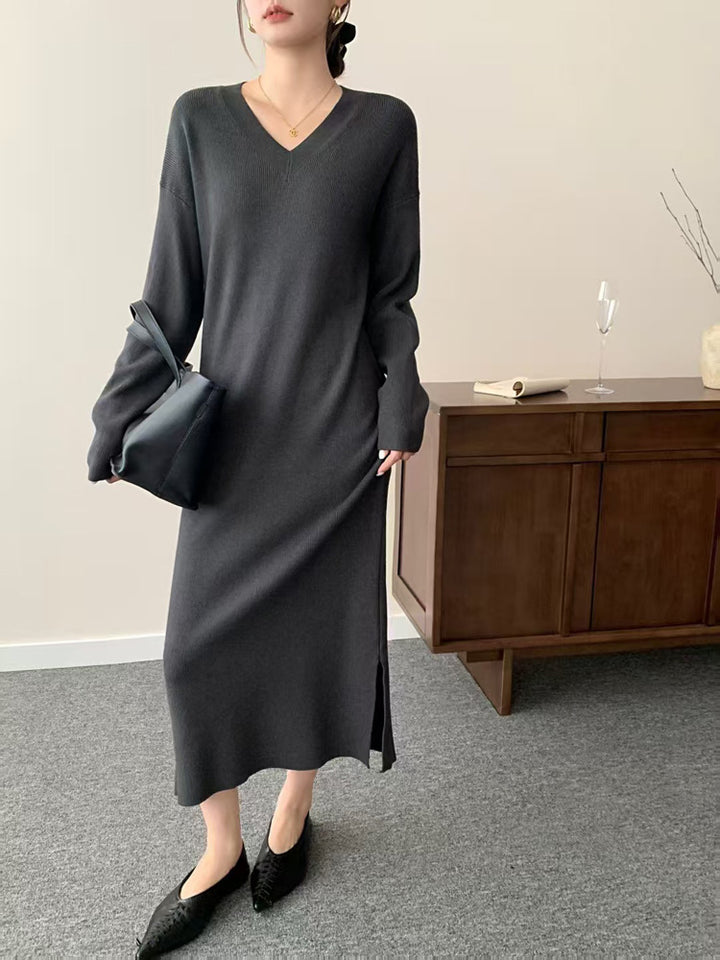 Damen Langes Feinstrick-Midikleid mit V‑Ausschnitt, Seitenschlitz und entspannter Silhouette Echoarchiv