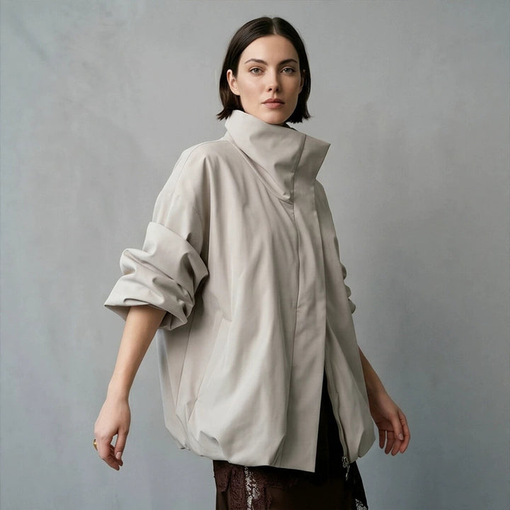 Damen Boxy-Kurzsteppjacke mit hohem asymmetrischem Stehkragen Echoarchiv